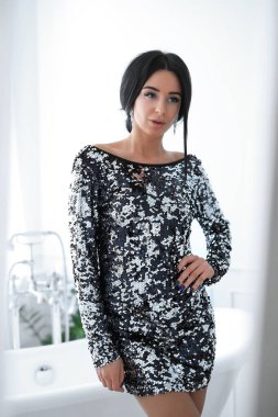 Moda ve vogue. Pullu elbiseli güzel kız