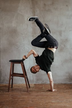 Performans. Dublörlük yaparken adam
