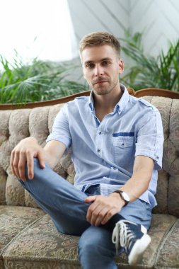 mavi gömlekli yakışıklı adam