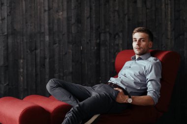 Ahşap duvardaki yakışıklı adam.