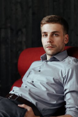 Ahşap duvardaki yakışıklı adam.