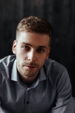 Ahşap duvardaki yakışıklı adam.