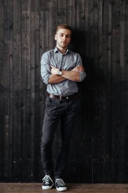 Ahşap duvardaki yakışıklı adam.