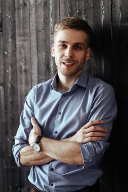 Ahşap duvardaki yakışıklı adam.