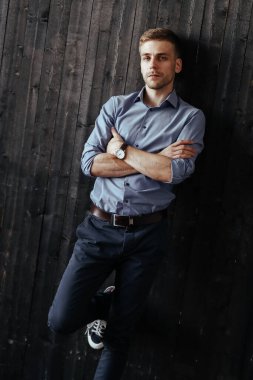 Ahşap duvardaki yakışıklı adam.