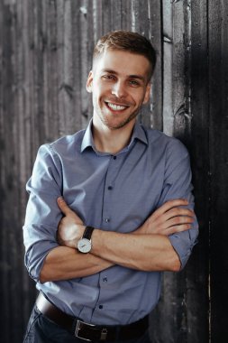 Ahşap duvardaki yakışıklı adam.