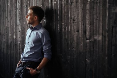 Ahşap duvardaki yakışıklı adam.