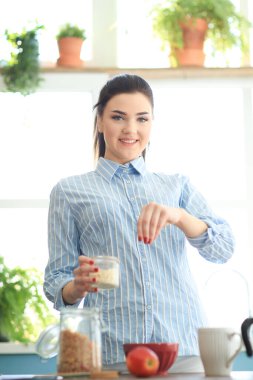 Kahvaltı. Sabah mutfakta güzel kız