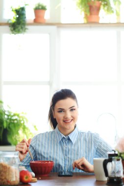 Kahvaltı. Sabah mutfakta güzel kız