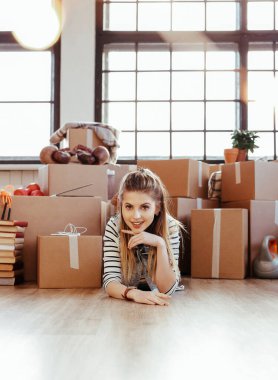 Emlak. Güzel kız yeni bir eve taşınıyor