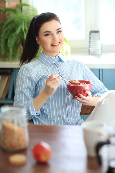 Kahvaltı. Sabah mutfakta güzel kız