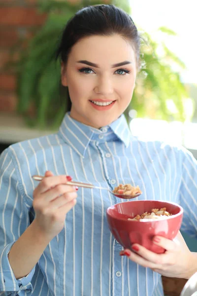 Ontbijt Mooi Meisje Keuken Ochtend — Stockfoto