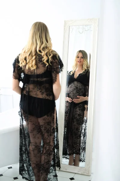浴室の美しい妊婦 — ストック写真
