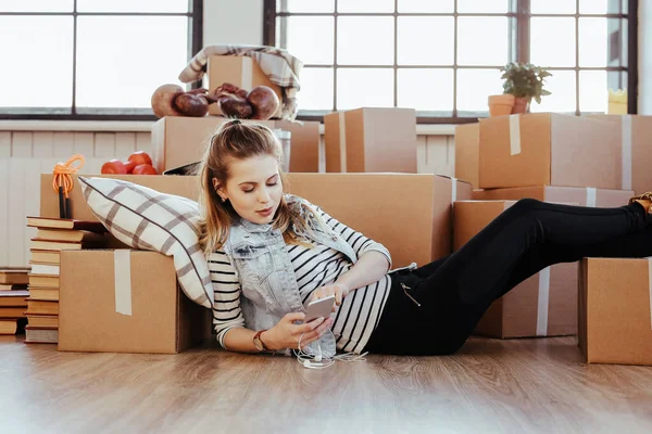 Immobilien Schönes Mädchen Zieht Ein Neues Zuhause — Stockfoto