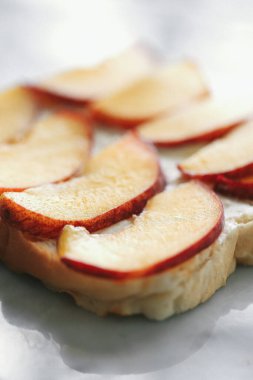 Taze şeftalili sandviçin yakın çekimi. 