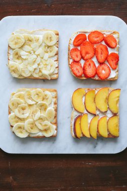 Taze meyveli sandviçlere yakın çekim.