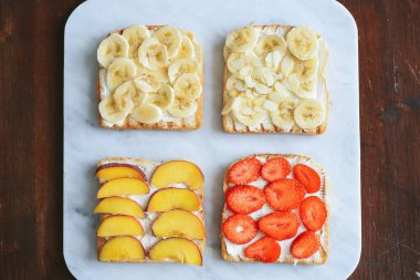 Taze meyveli sandviçlere yakın çekim.