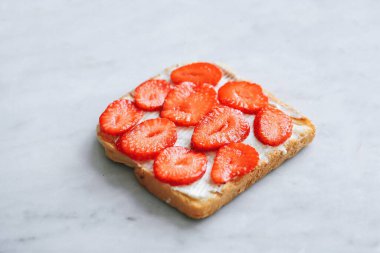 Taze kırmızı çilekli sandviç. 