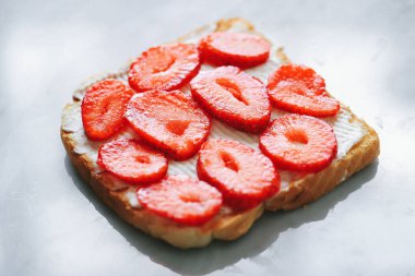 Taze kırmızı çilekli sandviç. 