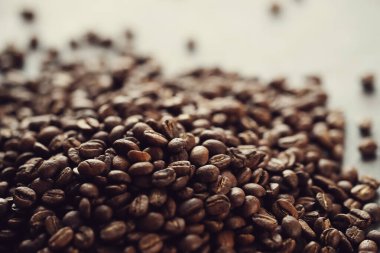 Kahve çekirdekleri masada.