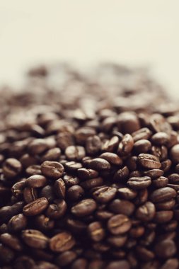 Kahve çekirdekleri masada.