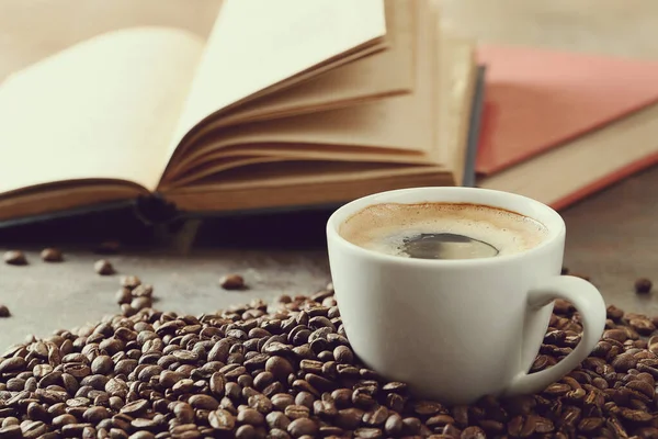 Bevanda Caffè Nero Con Libro Sul Tavolo — Foto Stock