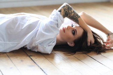Yerde yatan güzel kadın