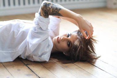 Yerde yatan güzel kadın