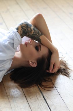 Yerde yatan güzel kadın