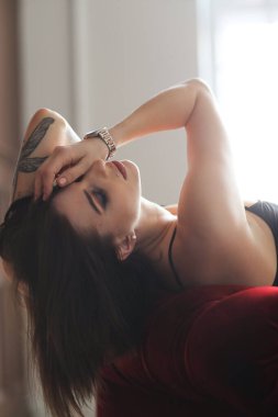 Kırmızı bir kanepede güzel bir kadın