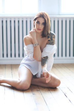 Yerde yatan güzel kadın