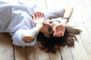 Elinde dövme olan güzel bir kadın.