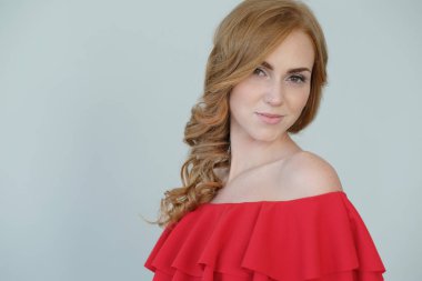 Moda. Kırmızı elbiseli kadın.