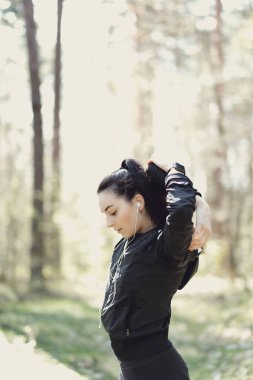 Açık hava sporu. Ormanda egzersiz yap.