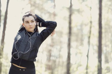 Açık hava sporu. Ormanda egzersiz yap.