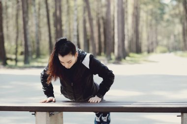 Açık hava sporu. Ormanda egzersiz yap.