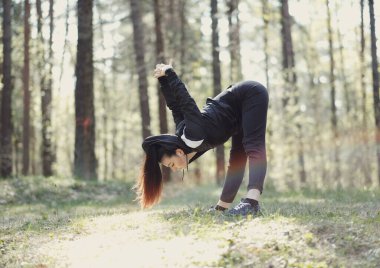 Açık hava sporu. Ormanda egzersiz yap.