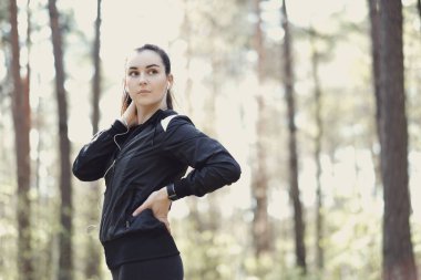 Açık hava sporu. Ormanda egzersiz yap.