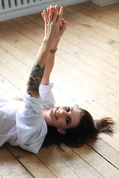 Красива Жінка Татуюванням Руці — стокове фото