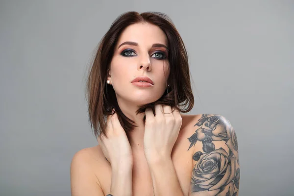 Vacker Kvinna Med Tatuering Handen — Stockfoto