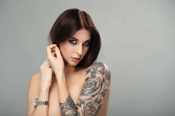 Mulher Bonita Com Tatuagem Uma Mão — Fotografia de Stock