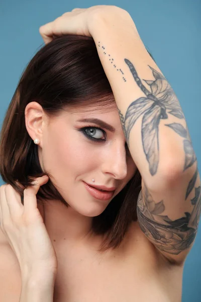Krásná Žena Tetováním Ruce — Stock fotografie
