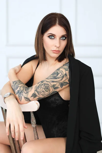 Bella Donna Con Tatuaggio Una Mano — Foto Stock