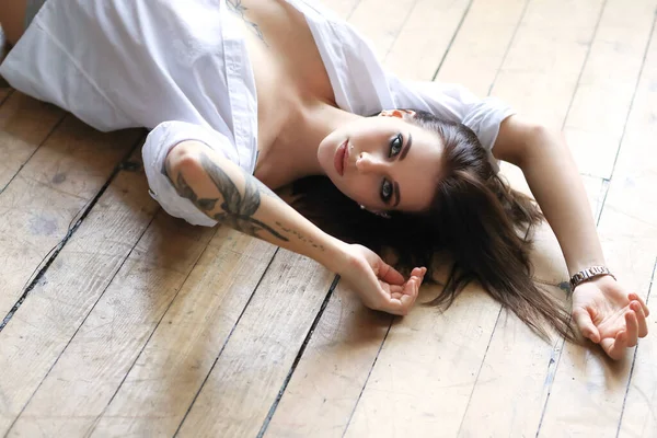 Elinde dövme olan güzel bir kadın.