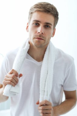 Banyodaki yakışıklı adam. 