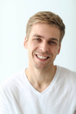 Banyodaki yakışıklı adam. 