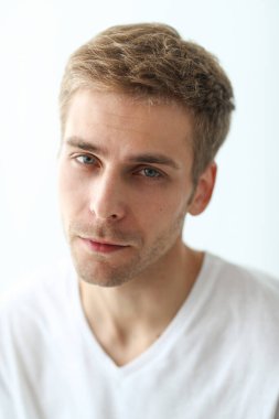 Banyodaki yakışıklı adam. 