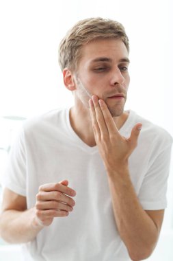 Banyodaki yakışıklı adam. 