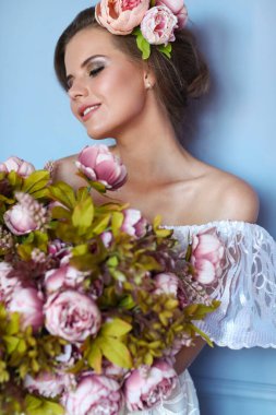 Beyaz elbiseli, buketli güzel kadın