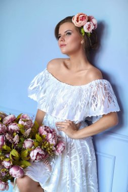 Beyaz elbiseli, buketli güzel kadın